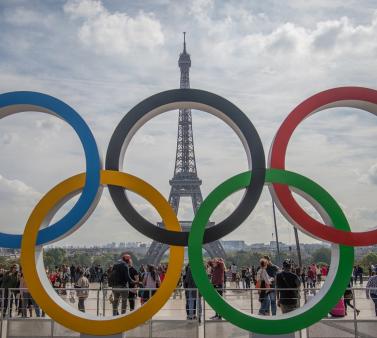 photo des anneaux olympiques avec la Tour Effel en fond